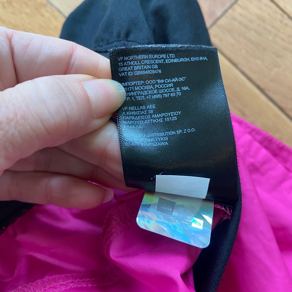 NWOT The North Face Fuchsia and Black Girls' Shorts - Picture 9 of 9